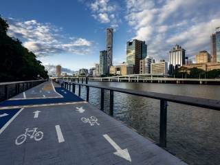 Image of a cycle and footpath along the Brisbane river.